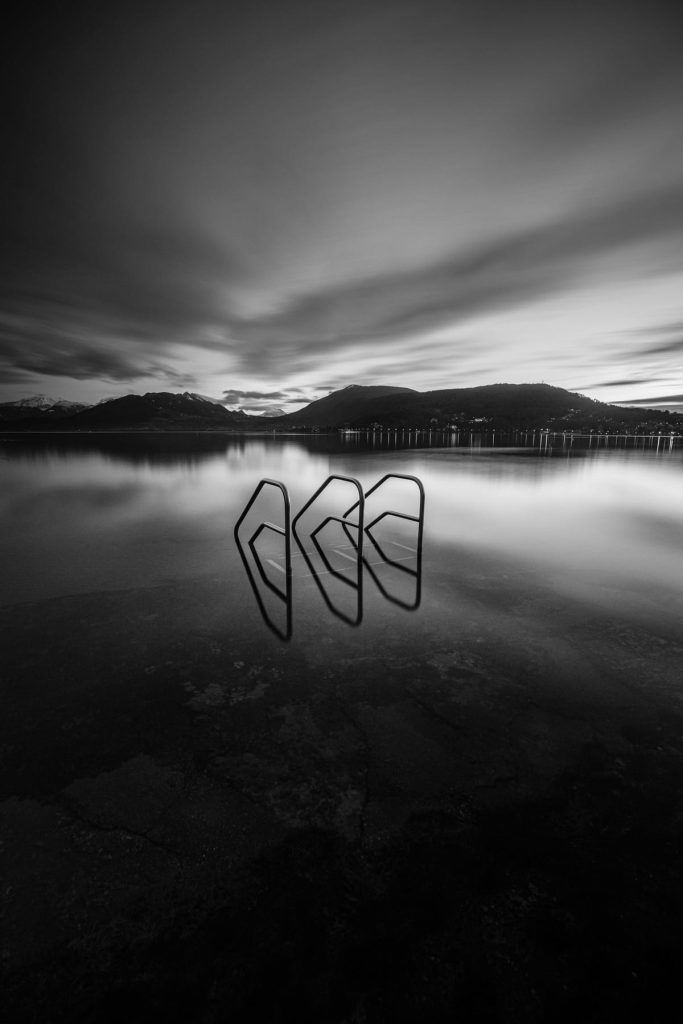 Au bord du lac d'Annecy en Noir et blanc — photo Alexandre Gendron