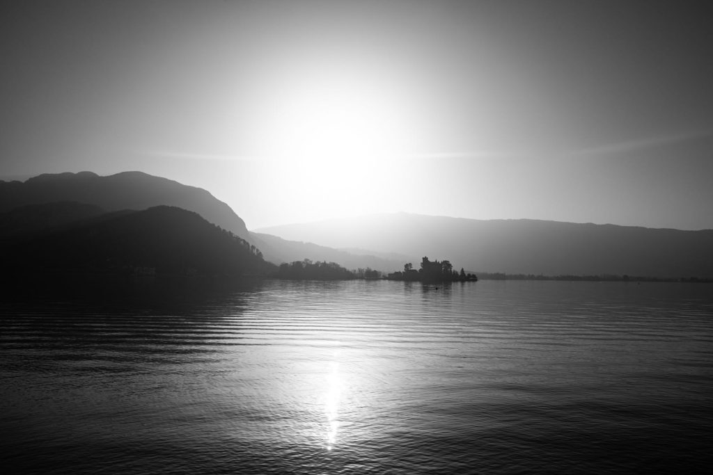 Au bord du lac d'Annecy en Noir et blanc — photo Alexandre Gendron