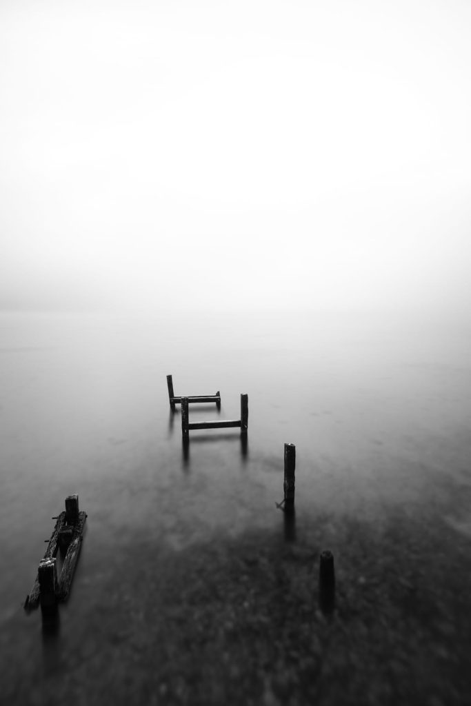 Au bord du lac d'Annecy en Noir et blanc — photo Alexandre Gendron
