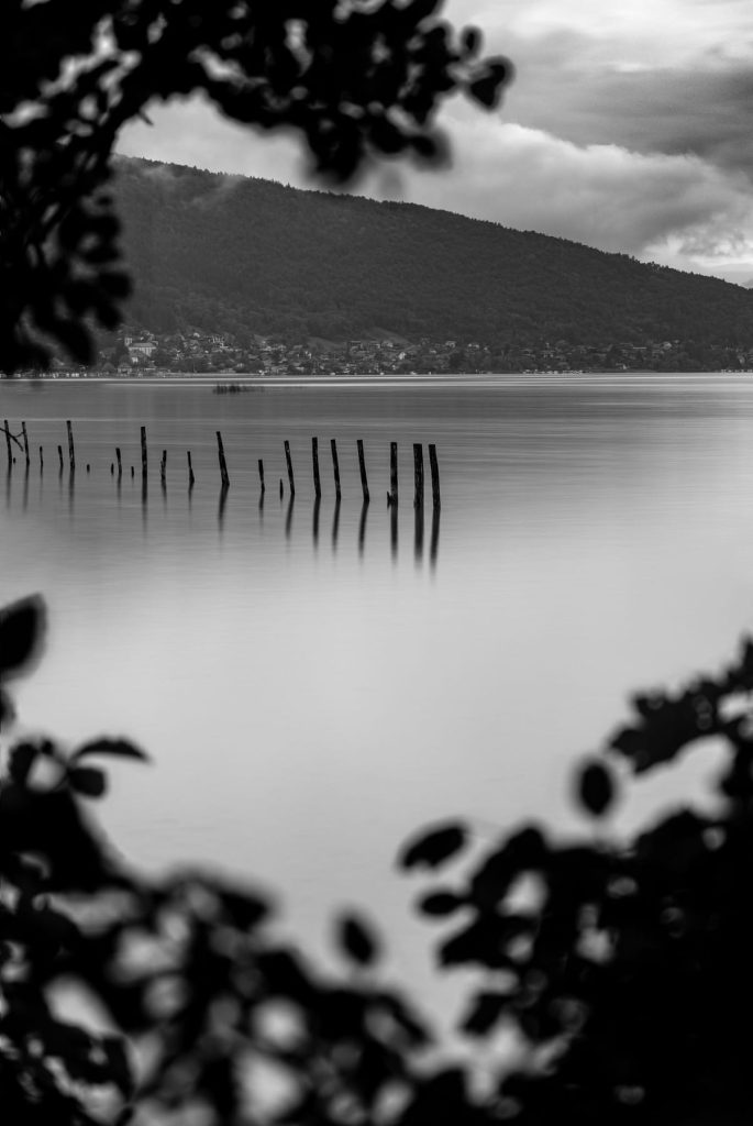 Au bord du lac d'Annecy en Noir et blanc — photo Alexandre Gendron