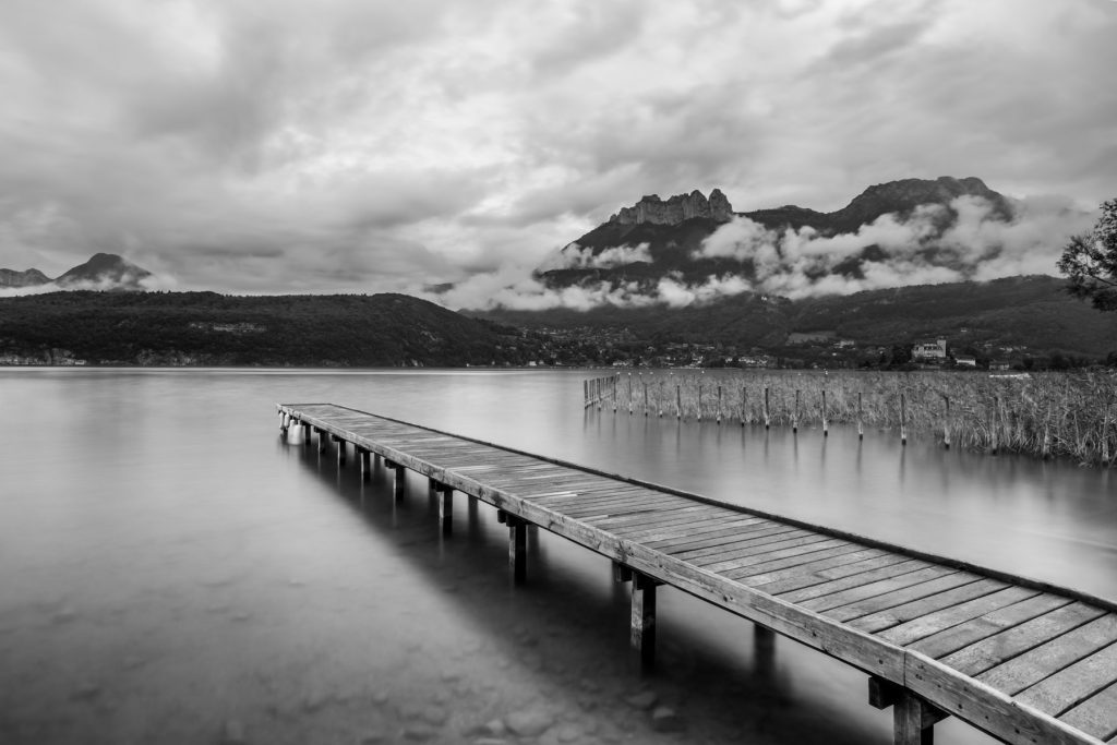 Au bord du lac d'Annecy en Noir et blanc — photo Alexandre Gendron