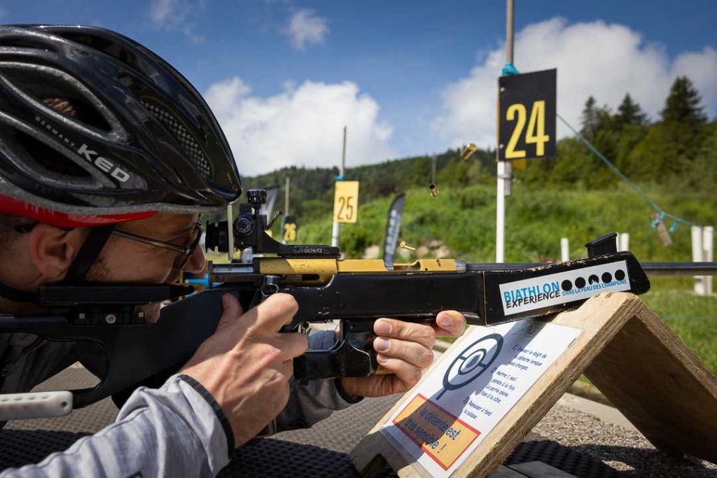Maxime Borreda tire en biathlon - stade Alexis Boeuf à la Feclaz - Biathlon expérience - Savoie Grand Revard - Chambéry Montagnes Photo par Alexandre Gendron