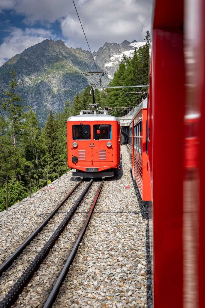 Train de Montenvers en direction de la mer de glace à Chamonix et du Signal Forbes - Photo par Alexandre Gendron