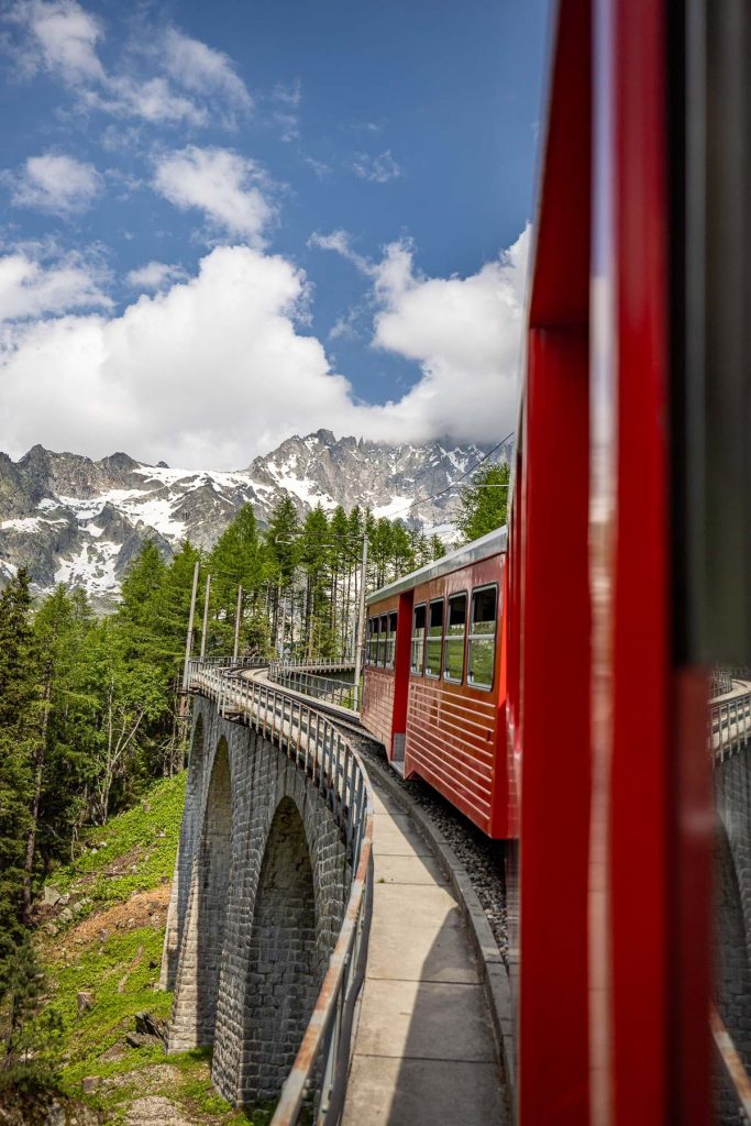 Train de Montenvers en direction de la mer de glace à Chamonix et du Signal Forbes - Photo par Alexandre Gendron