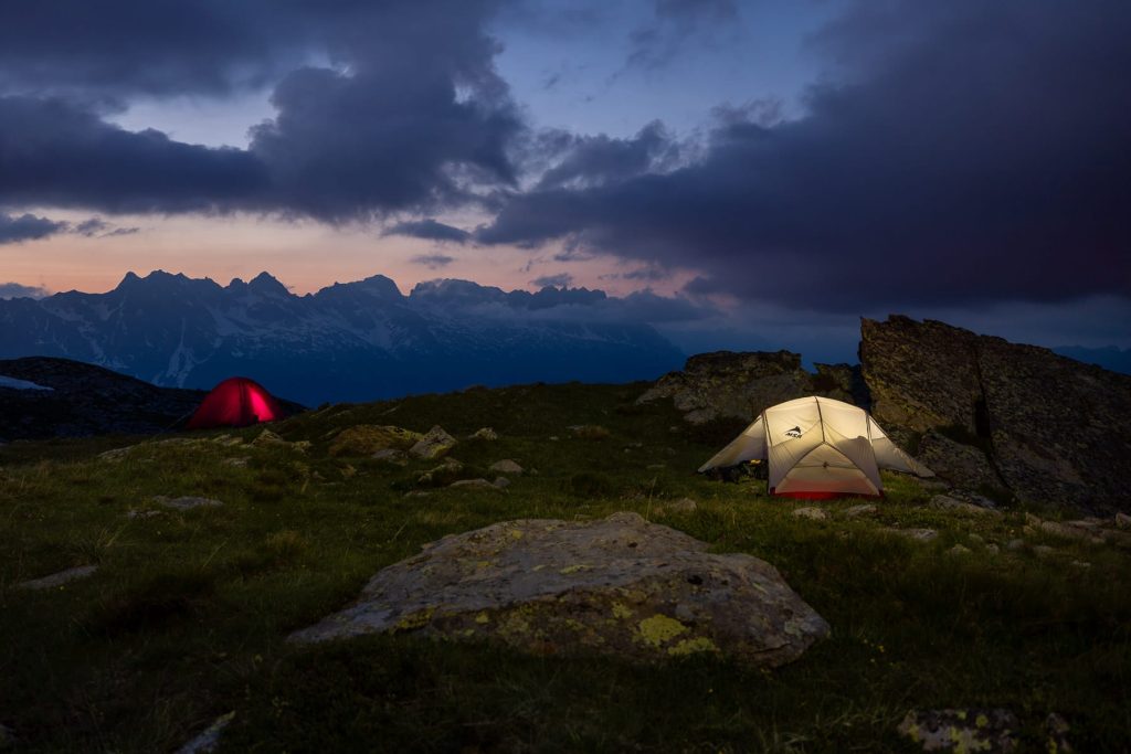 tentes installées au Signal Forbes devant les aiguilles rouges - Photo par Alexandre Gendron