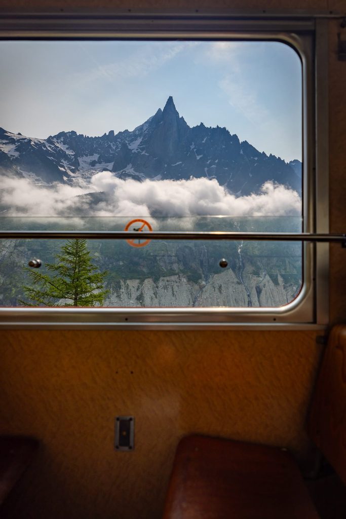 Train de Montenvers en direction de la mer de glace à Chamonix et du Signal Forbes - Photo par Alexandre Gendron