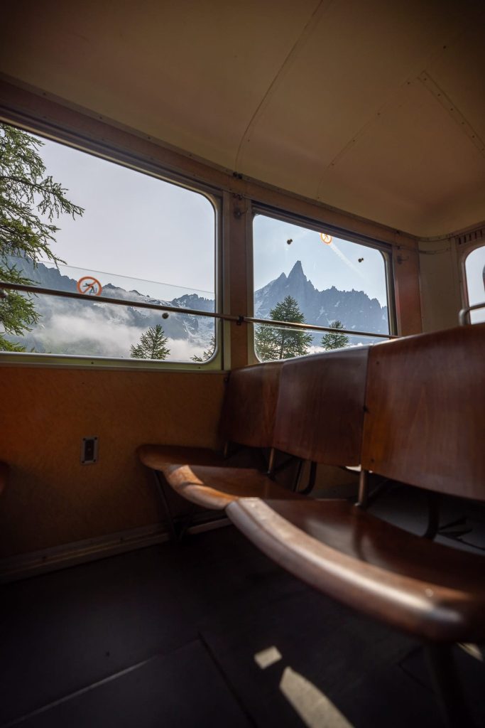 Train de Montenvers en direction de la mer de glace à Chamonix et du Signal Forbes - Photo par Alexandre Gendron