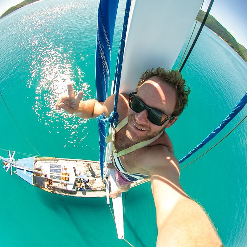 Selfie en haut du mât d'un voilier, bateau-stop