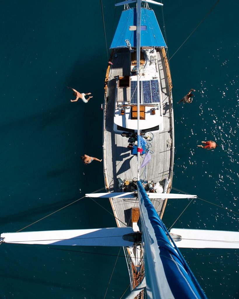 Voilier vu du haut du mât, baignade dans une eau turquoise