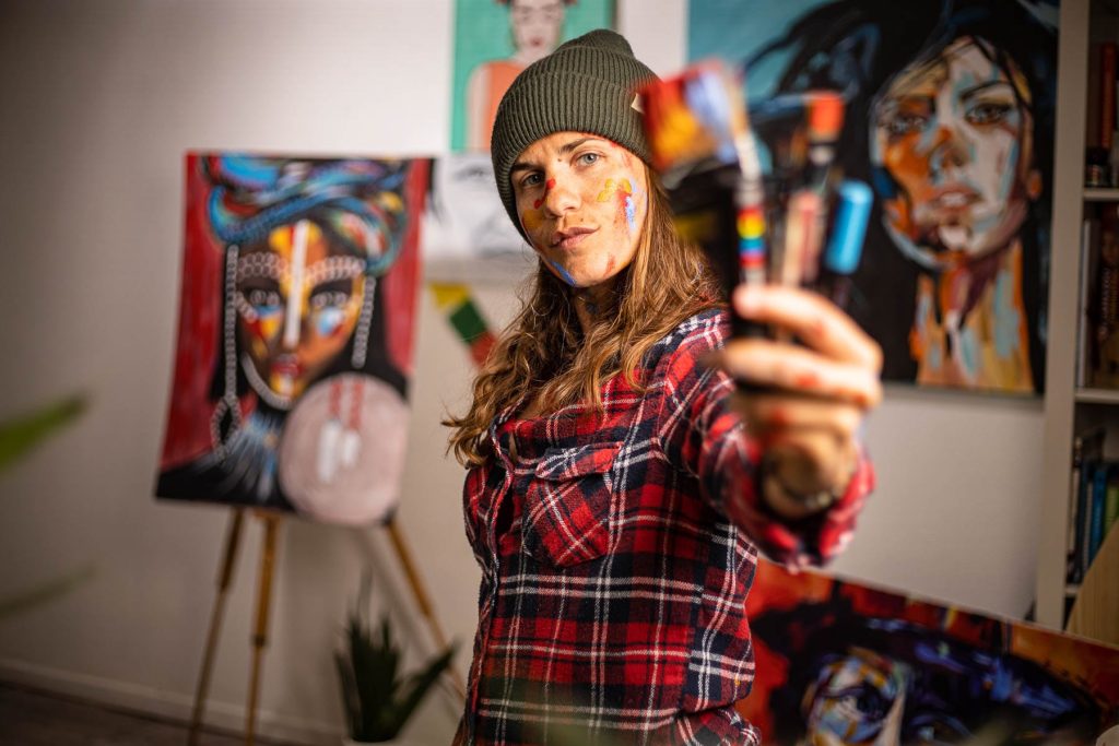 Artiste peintre dans son atelier