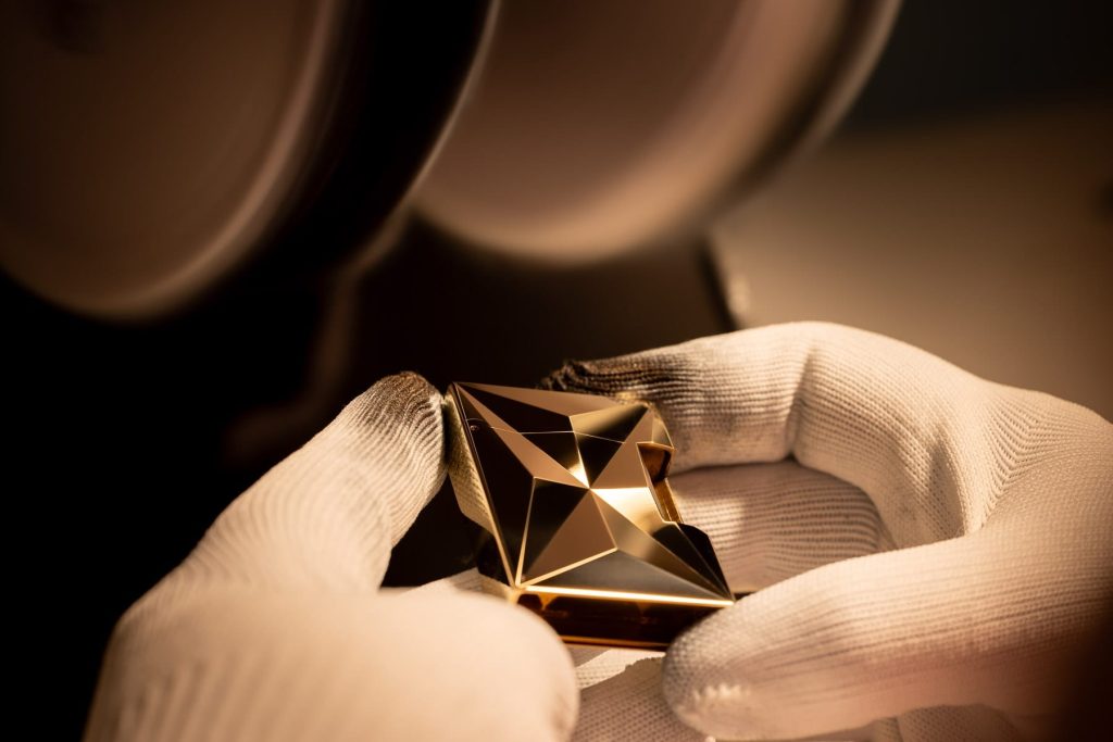 Objet sculpté, mains gantées