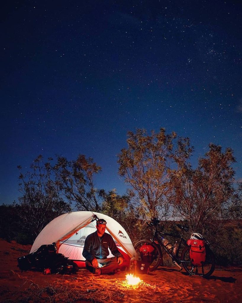 Bivouac à vélo sous les étoiles dans l'outback australien, Alexandre Gendron