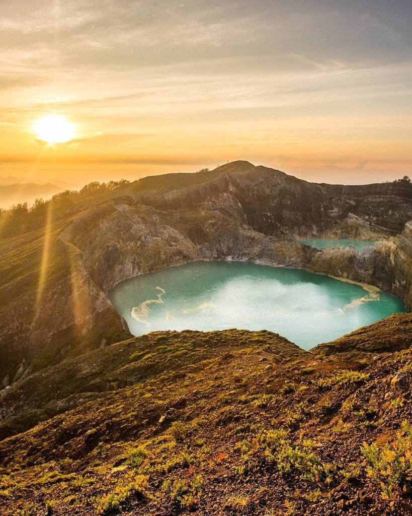 Lever de soleil sur les lacs du volcan Kelimutu, Indonésie