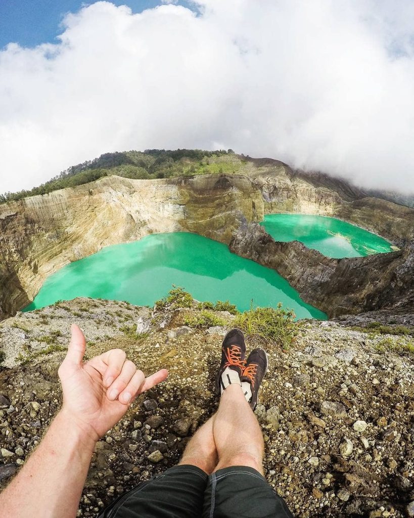 Pause au bord du cratère du Kelimutu, Indonésie