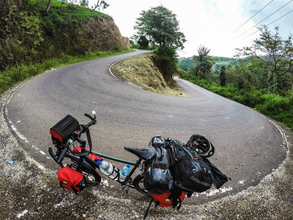 Vélo de voyage dans un virage en épingle