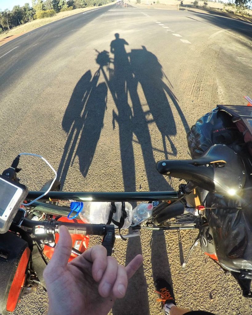 Ombres de cyclistes sur la route