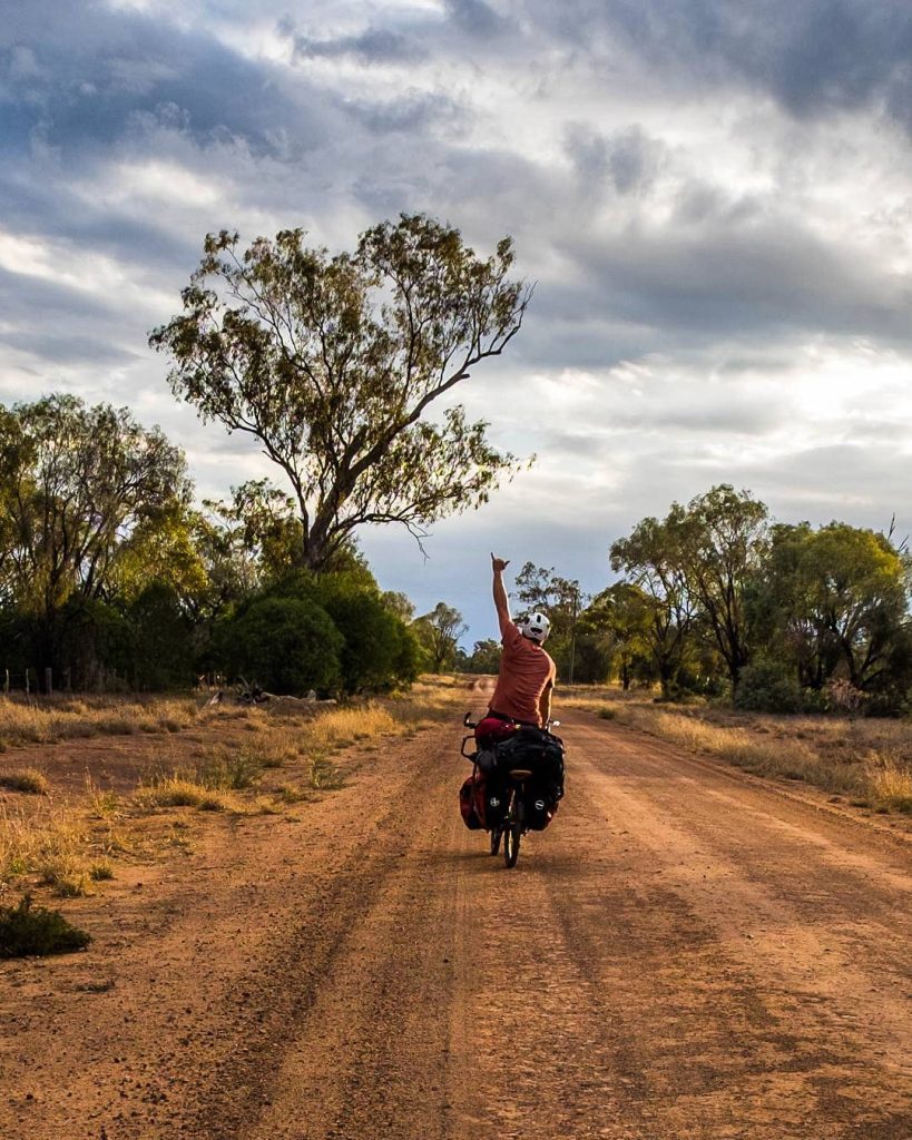 Alexandre Gendron à vélo sur une piste de l'outback