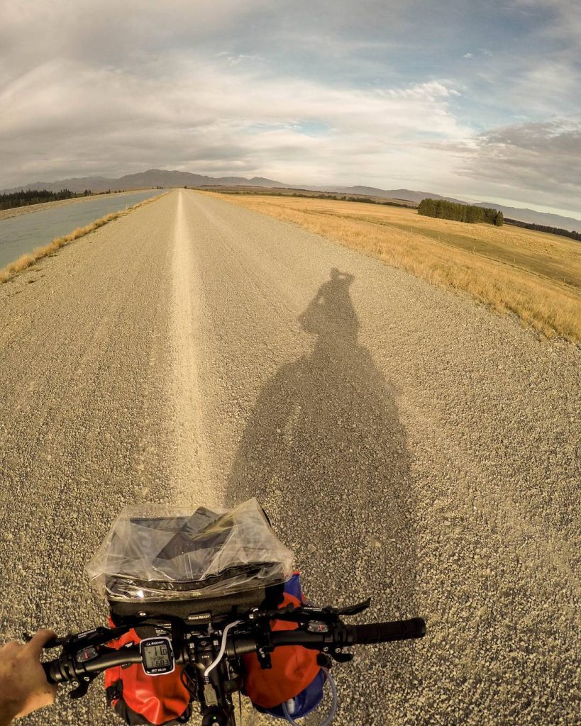 Route rectiligne vue depuis le guidon d'un vélo de voyage
