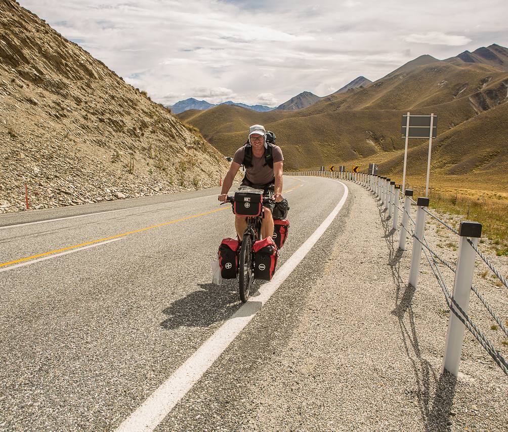 À vélo sur une route de montagne en Nouvelle-Zélande