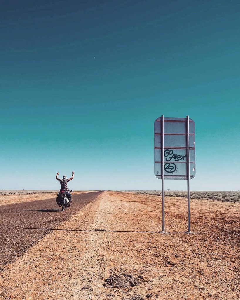 Alexandre Gendron à vélo sur une route de l'outback australien