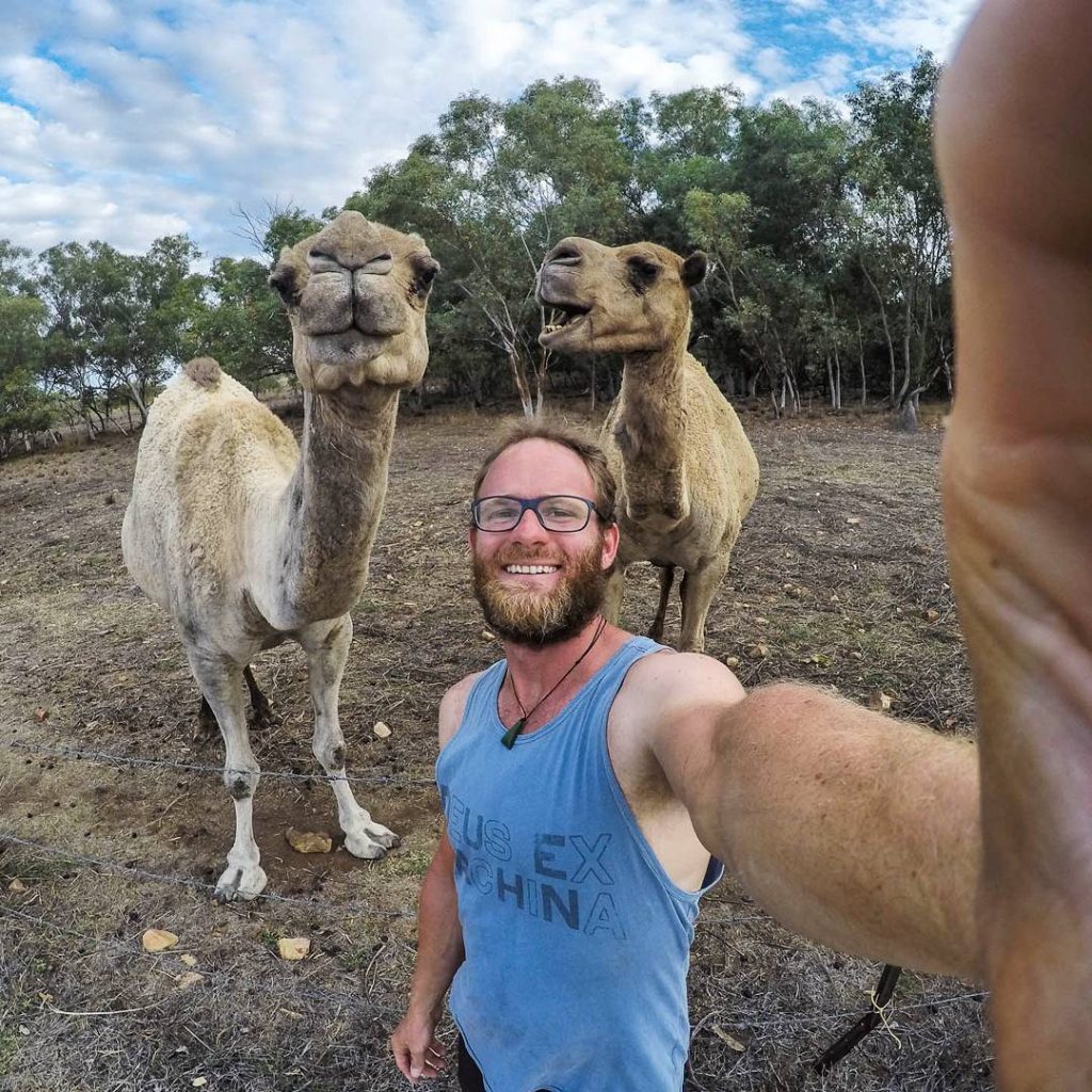 Selfie barbu avec des chameaux dans l'outback australien
