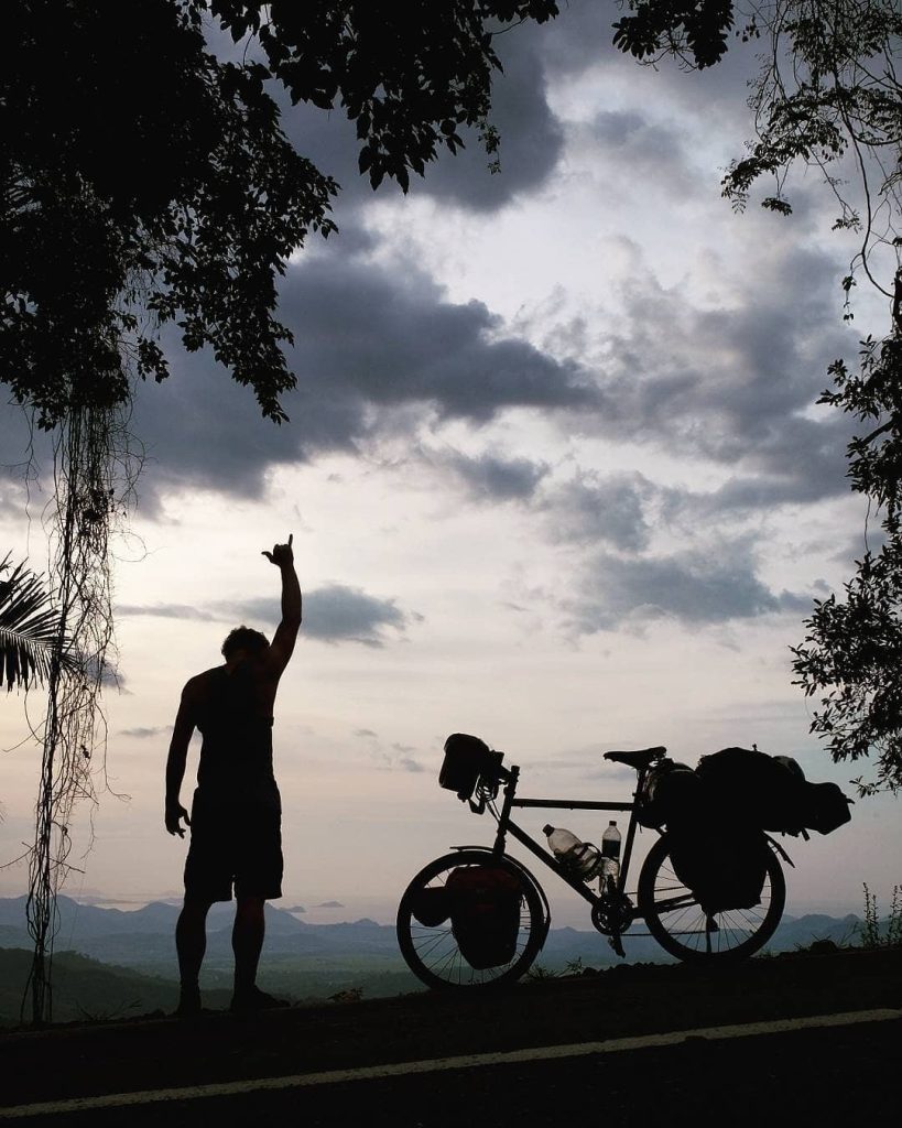 Silhouette d'Alexandre Gendron et de son vélo chargé, voyage de la Nouvelle-Zélande au Vietnam