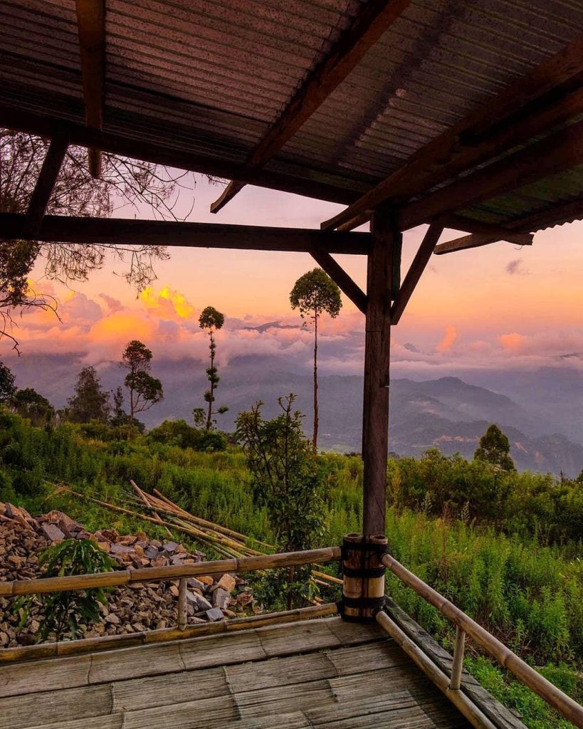 Terrasse en bois face aux collines au coucher du soleil, Asie du Sud-Est